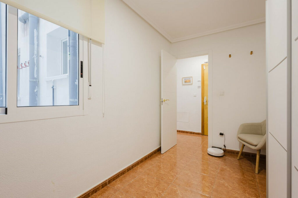 Middle Floor Apartment Torrevieja Alicante - image 37