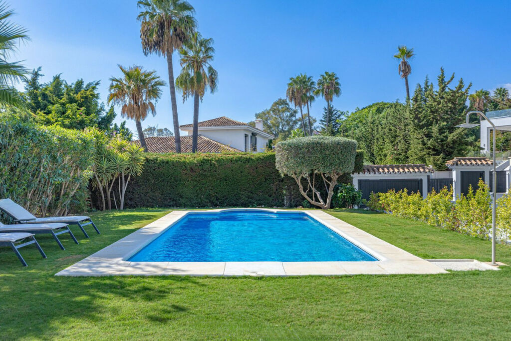 Detached Villa Nueva Andalucía Málaga - image 38