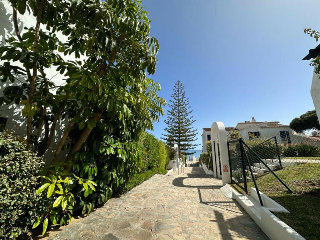 Ground Floor Apartment Calahonda Málaga - image 4