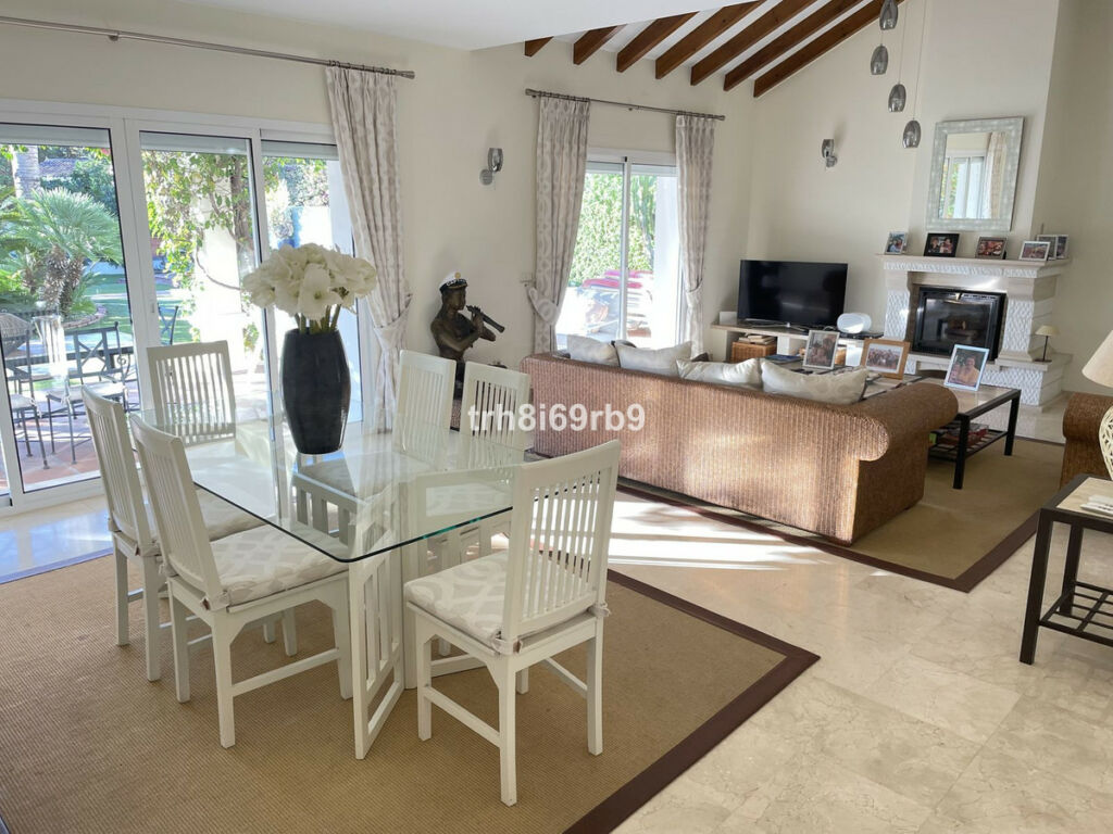 Detached Villa New Golden Mile Málaga - image 4