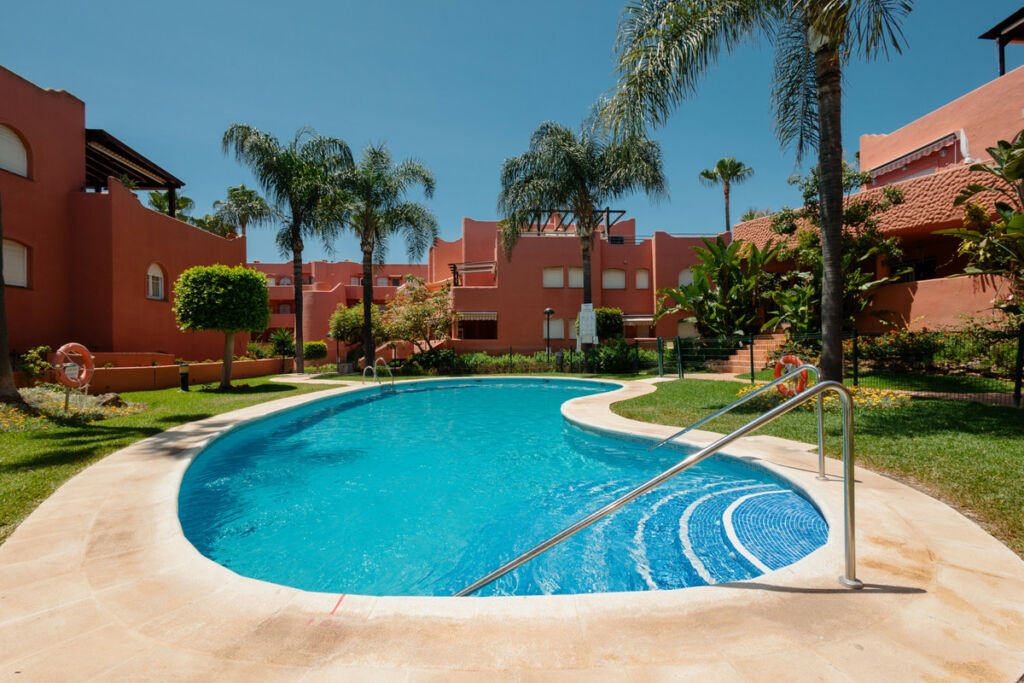 Middle Floor Apartment Costabella Málaga - image 4