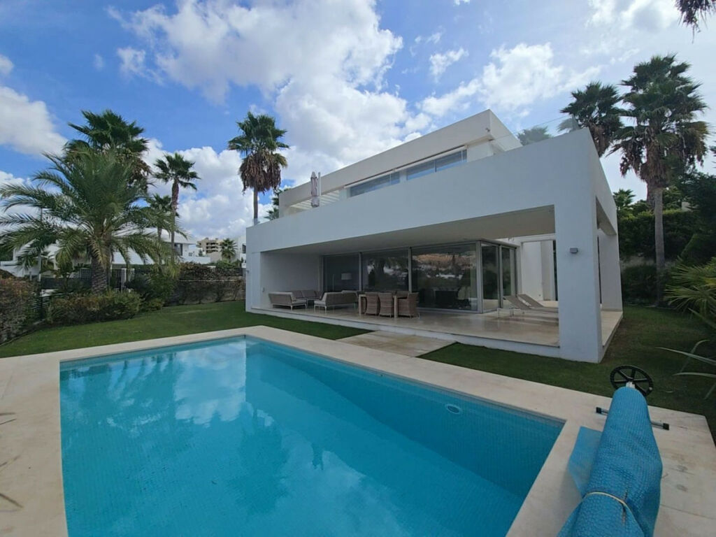 Detached Villa Río Real Málaga - image 4