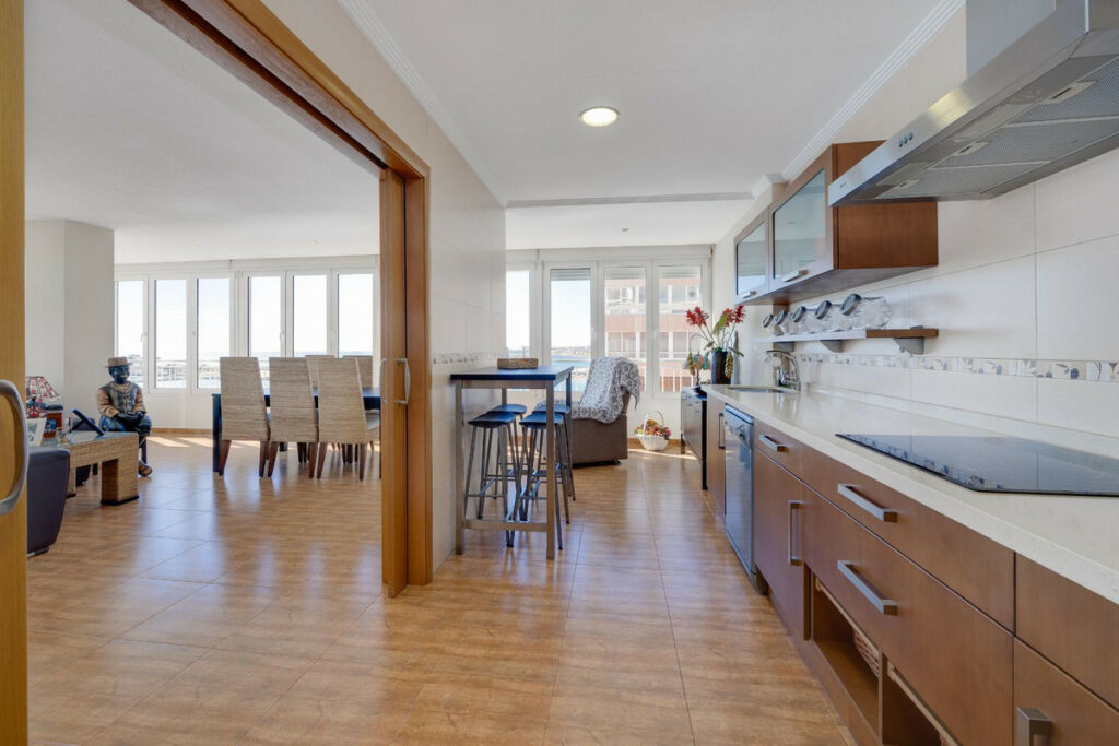 Middle Floor Apartment Torrevieja Alicante - image 4