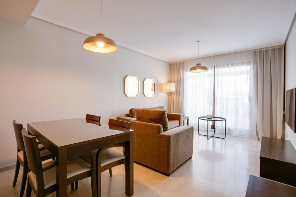 Middle Floor Apartment Estepona Málaga - image 4