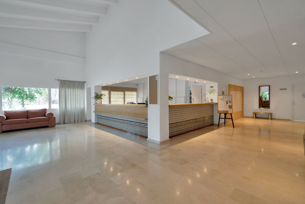 Middle Floor Apartment Estepona Málaga - image 4