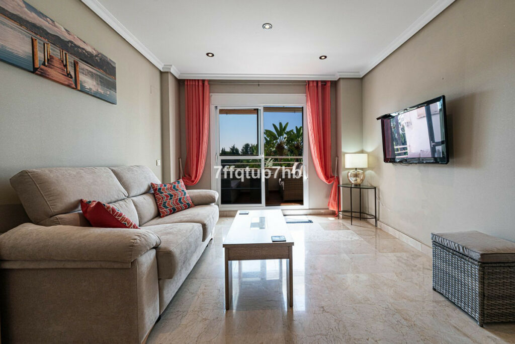 Middle Floor Apartment Estepona Málaga - image 4