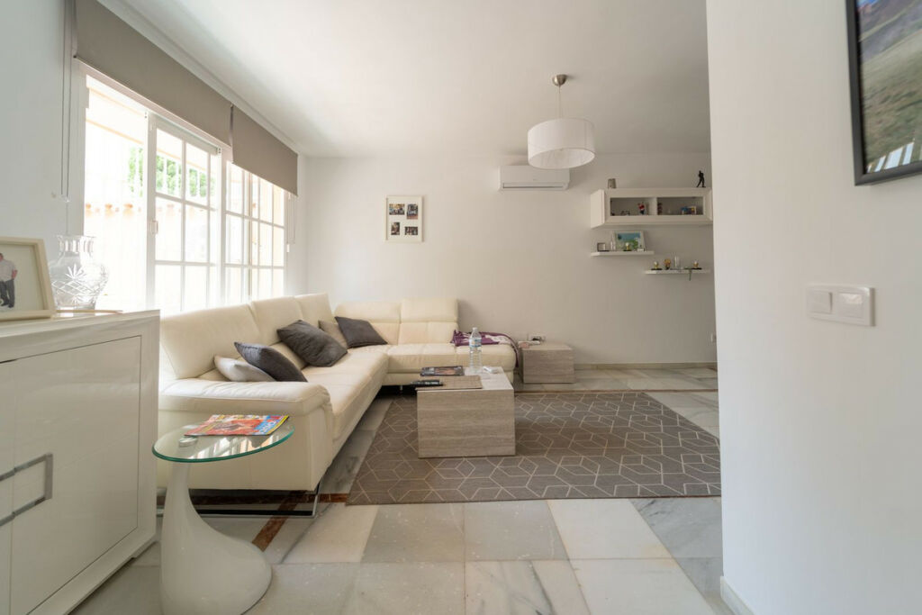 Detached Villa Fuengirola Málaga - image 4