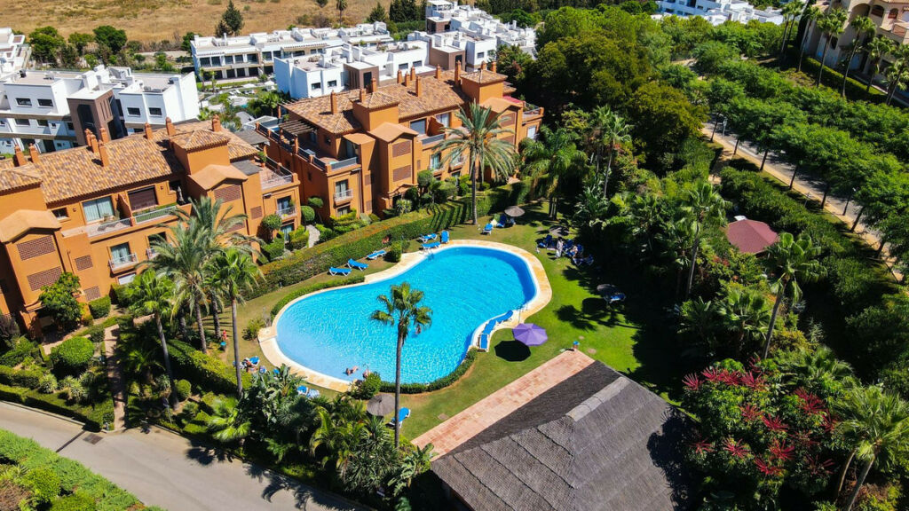 Middle Floor Apartment Estepona Málaga - image 4