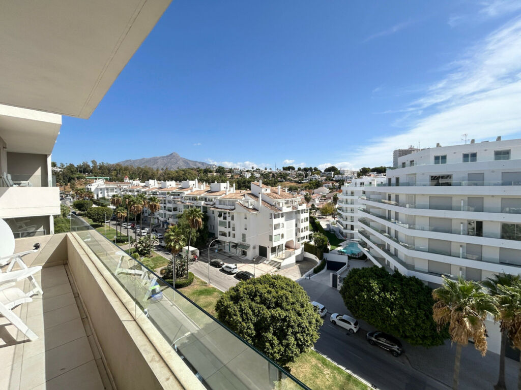 Middle Floor Apartment Nueva Andalucía Málaga - image 4