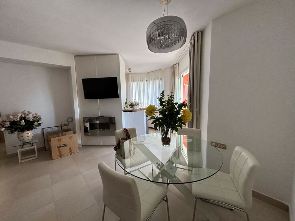 Middle Floor Apartment Benalmadena Málaga - image 4