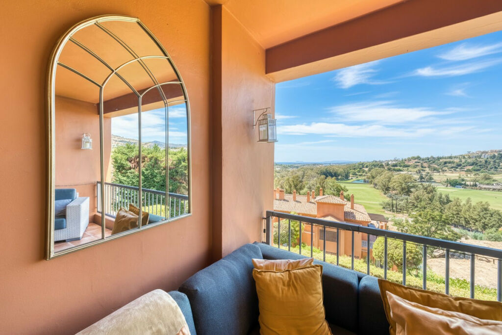 Middle Floor Apartment Estepona Málaga - image 4