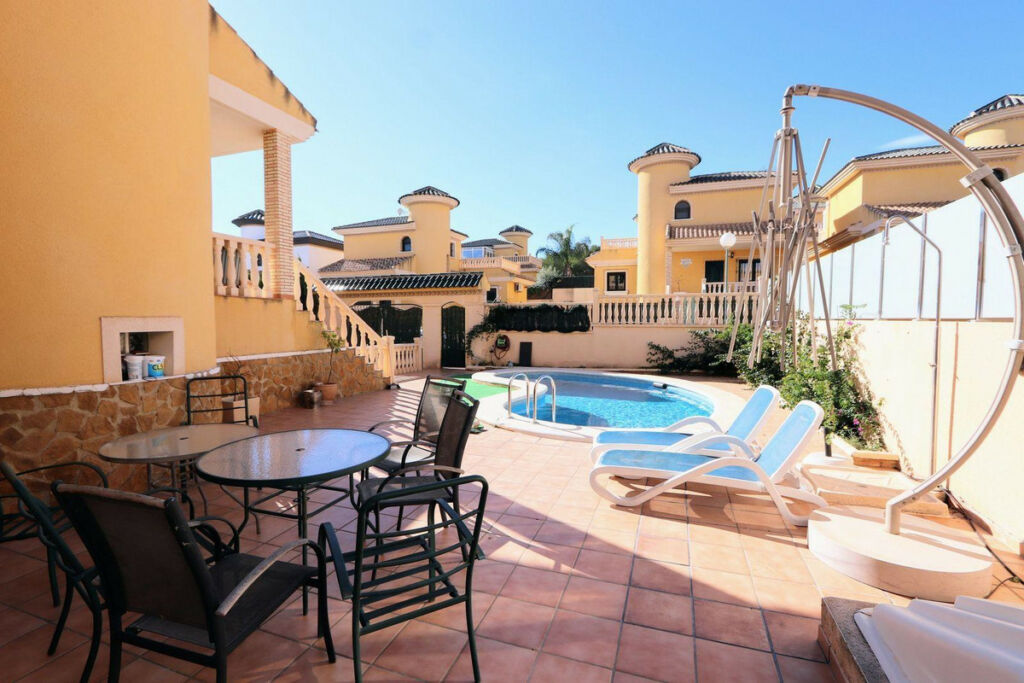 Townhouse Villamartin Alicante - image 4