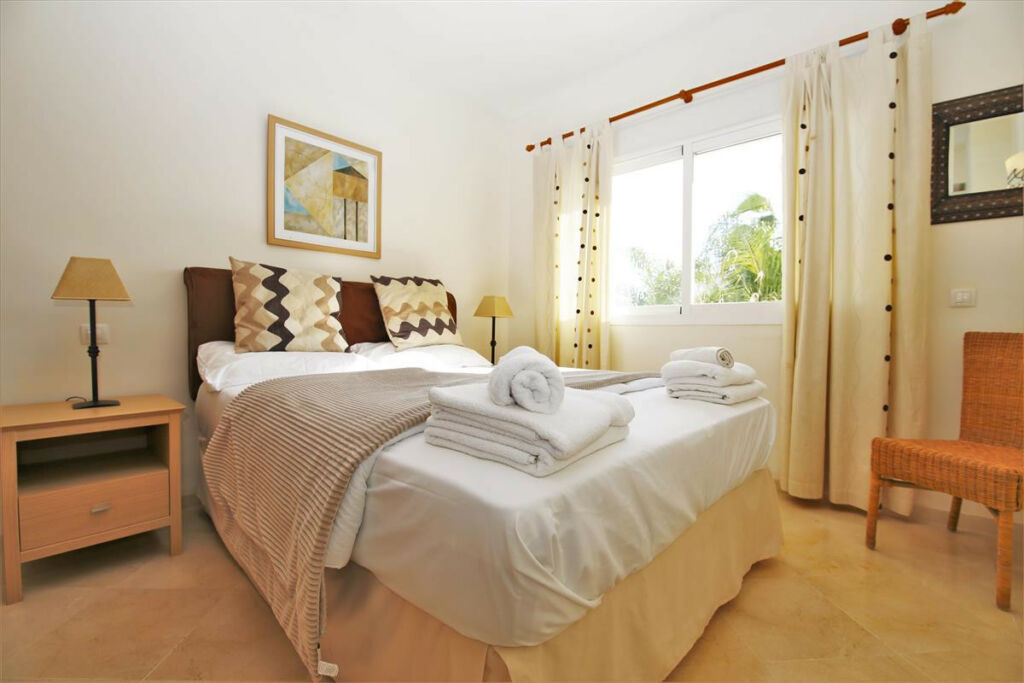 Middle Floor Apartment Estepona Málaga - image 4