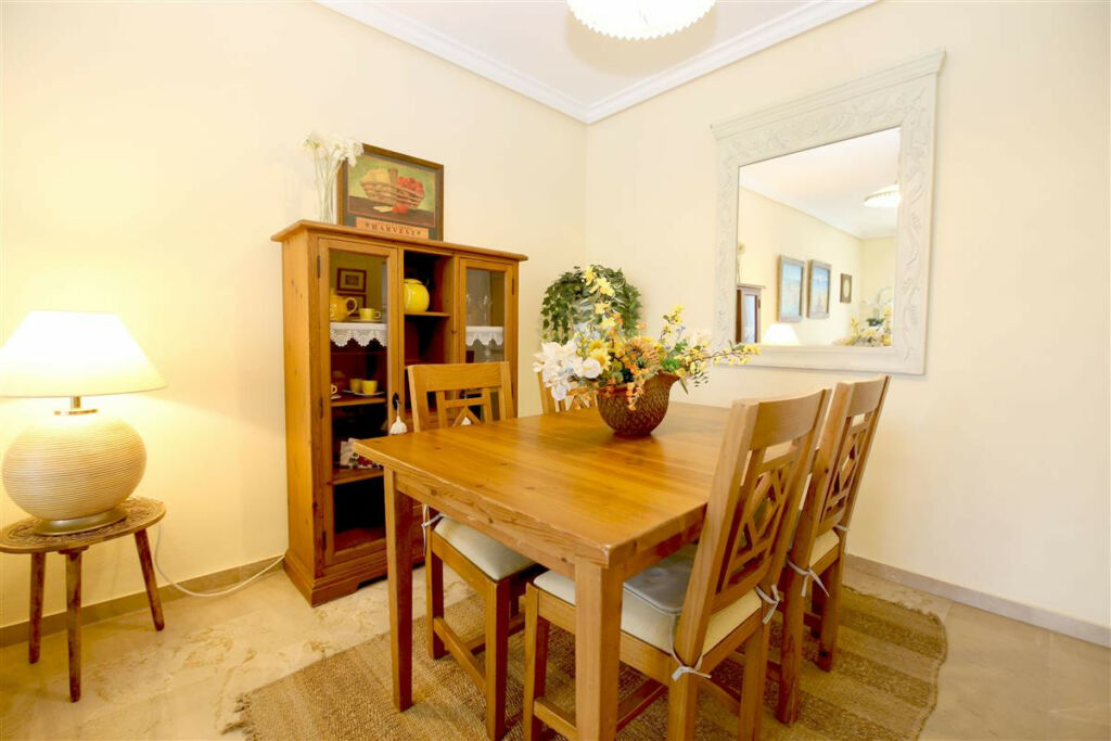 Middle Floor Apartment Estepona Málaga - image 4