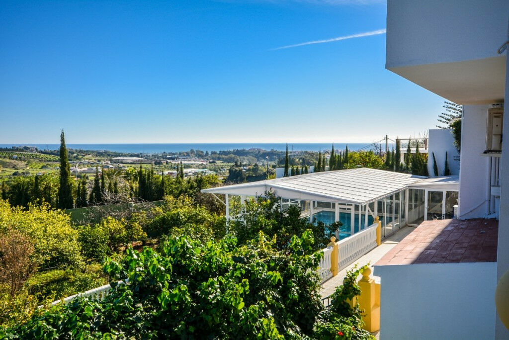Detached Villa Estepona Málaga - image 4