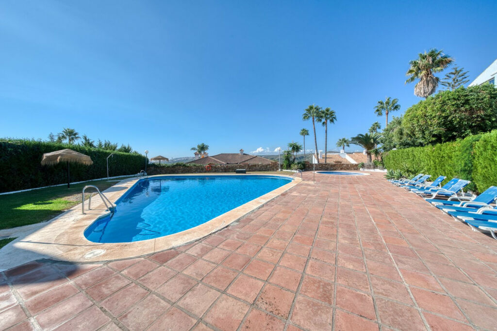 Townhouse La Duquesa Málaga - image 4