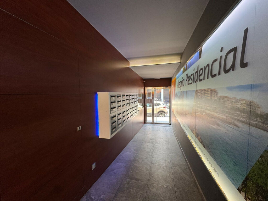 Middle Floor Apartment Torrevieja Alicante - image 4
