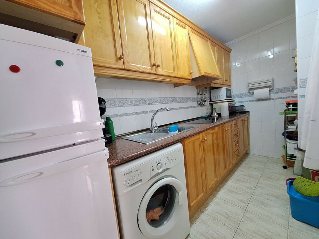 Middle Floor Apartment Torrevieja Alicante - image 4