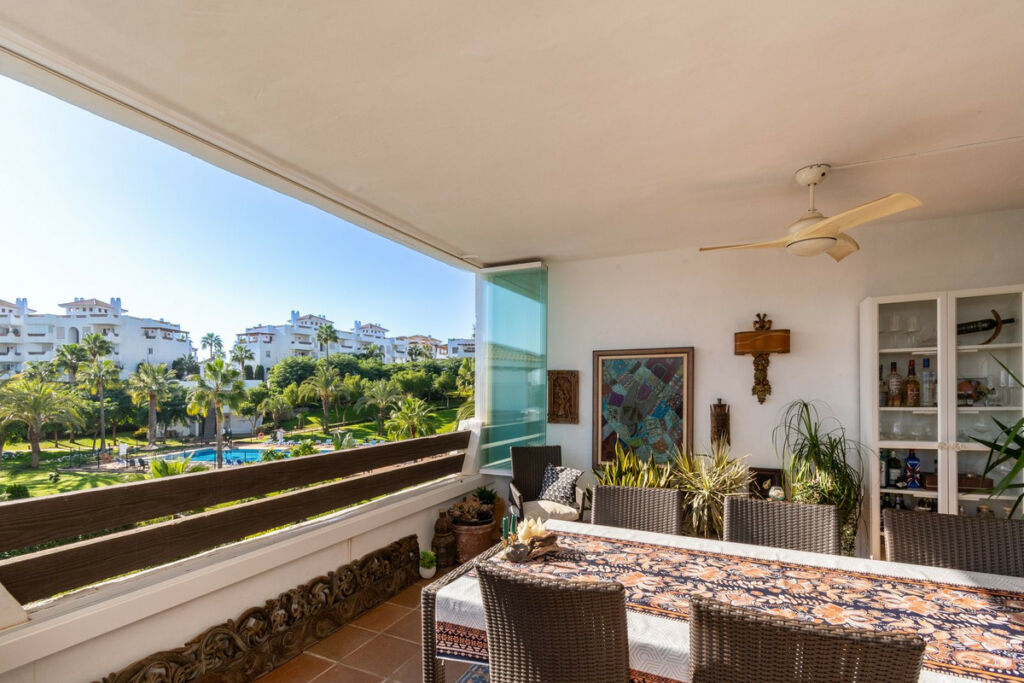 Middle Floor Apartment Estepona Málaga - image 4