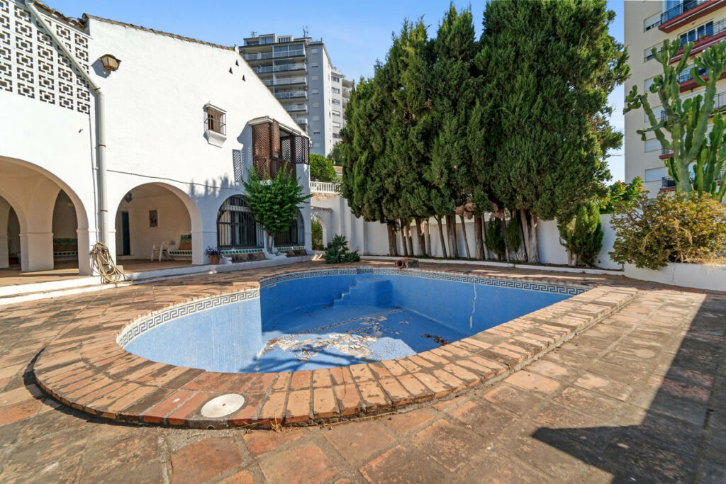 Detached Villa Fuengirola Málaga - image 4