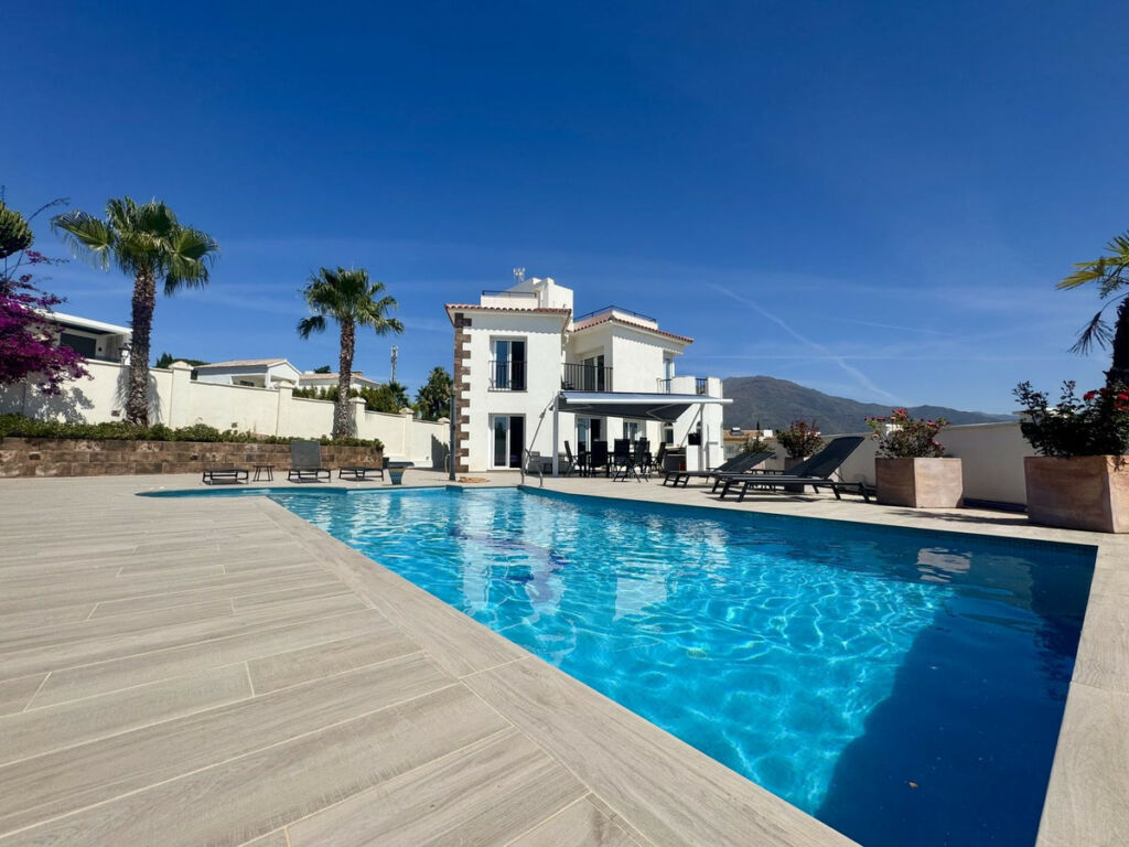 Detached Villa Estepona Málaga - image 4