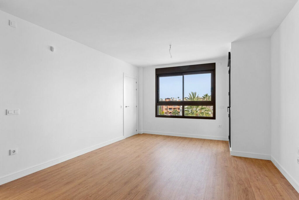 Middle Floor Apartment Villamartin Alicante - image 4