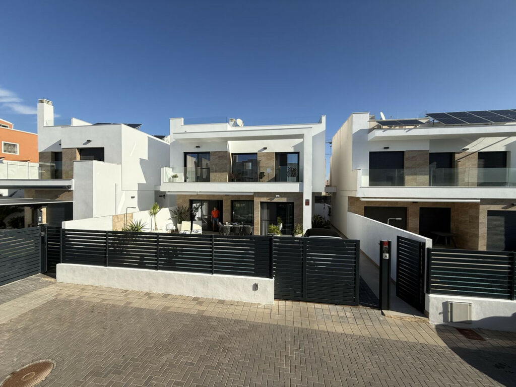 Detached Villa Los Montesinos Alicante - image 4