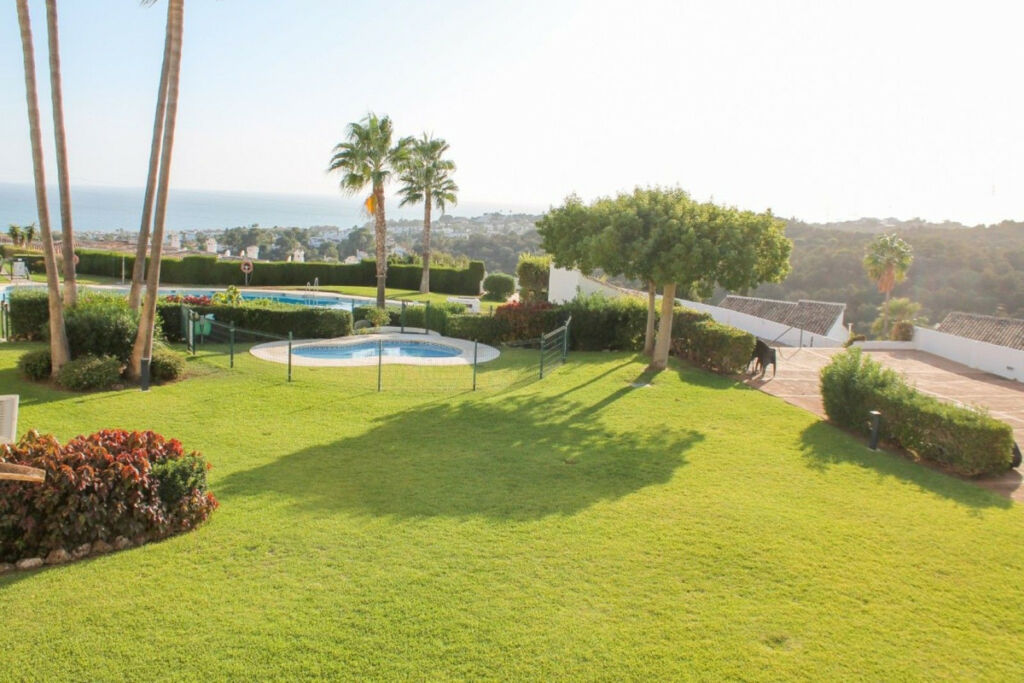 Middle Floor Apartment Calahonda Málaga - image 4