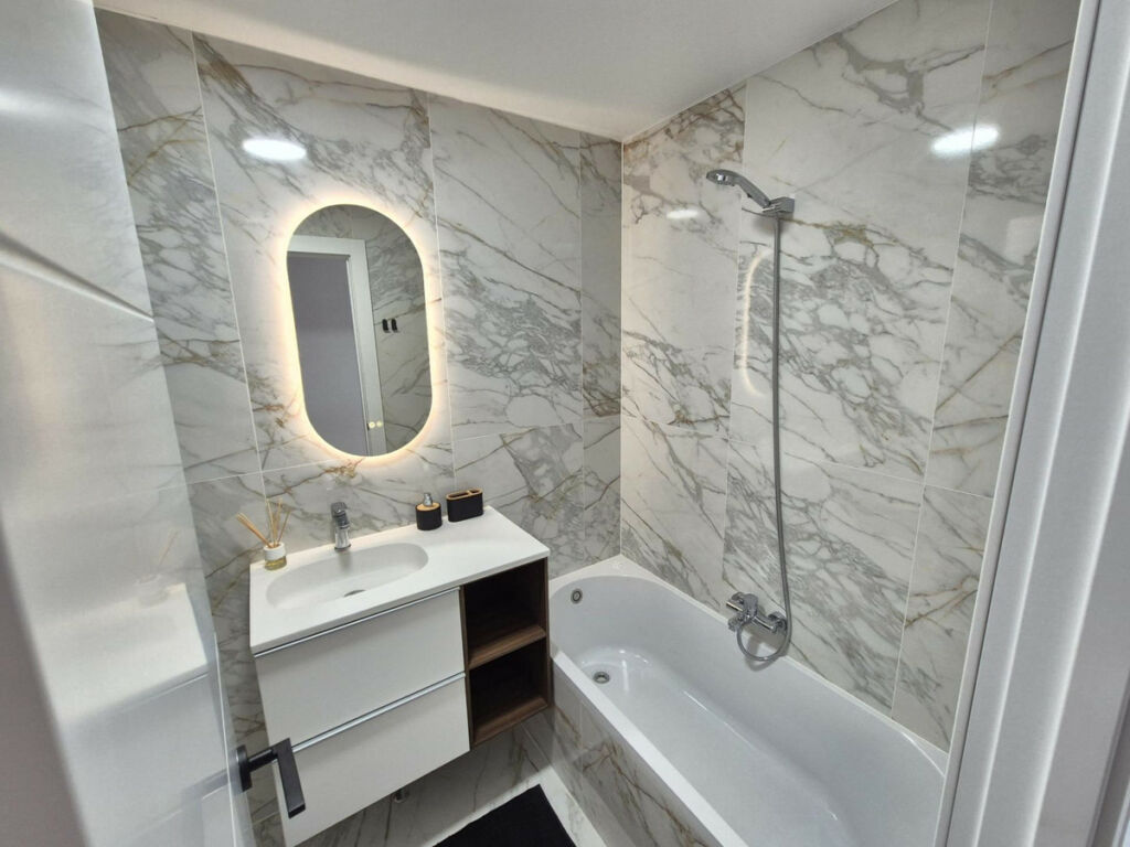 Middle Floor Apartment Torrevieja Alicante - image 4