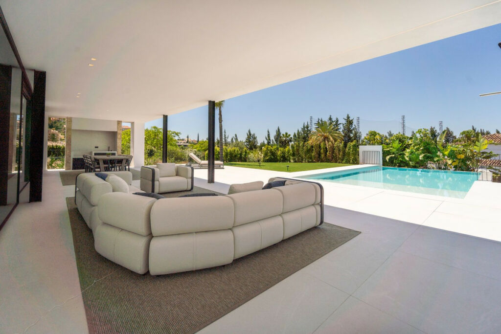Detached Villa Nueva Andalucía Málaga - image 4