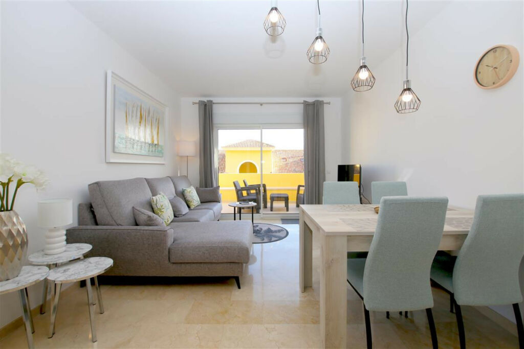 Middle Floor Apartment Estepona Málaga - image 4