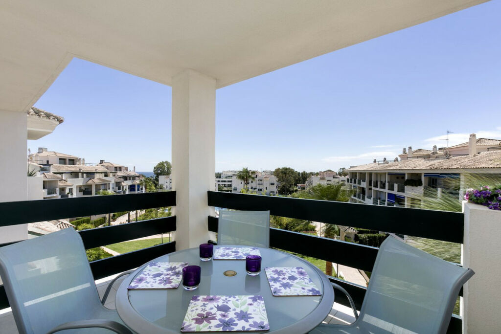 Middle Floor Apartment Nueva Andalucía Málaga - image 4