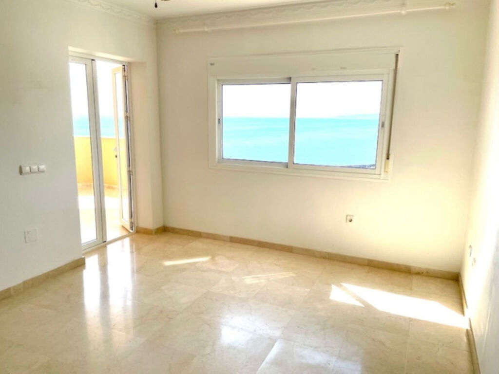 Middle Floor Apartment Estepona Málaga - image 4