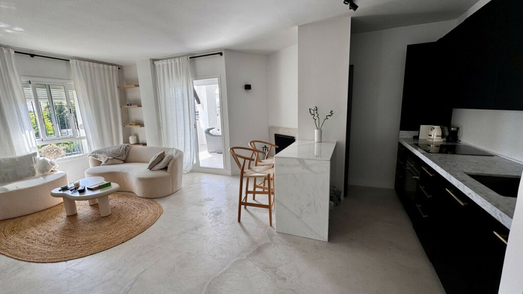 Middle Floor Apartment Nueva Andalucía Málaga - image 4