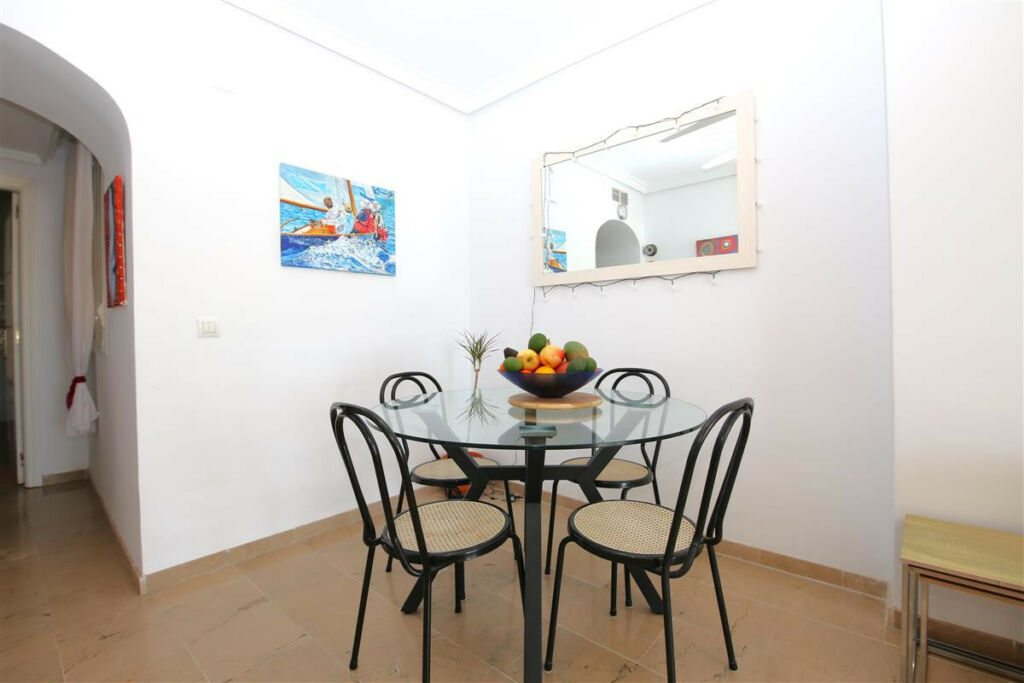 Middle Floor Apartment Estepona Málaga - image 4