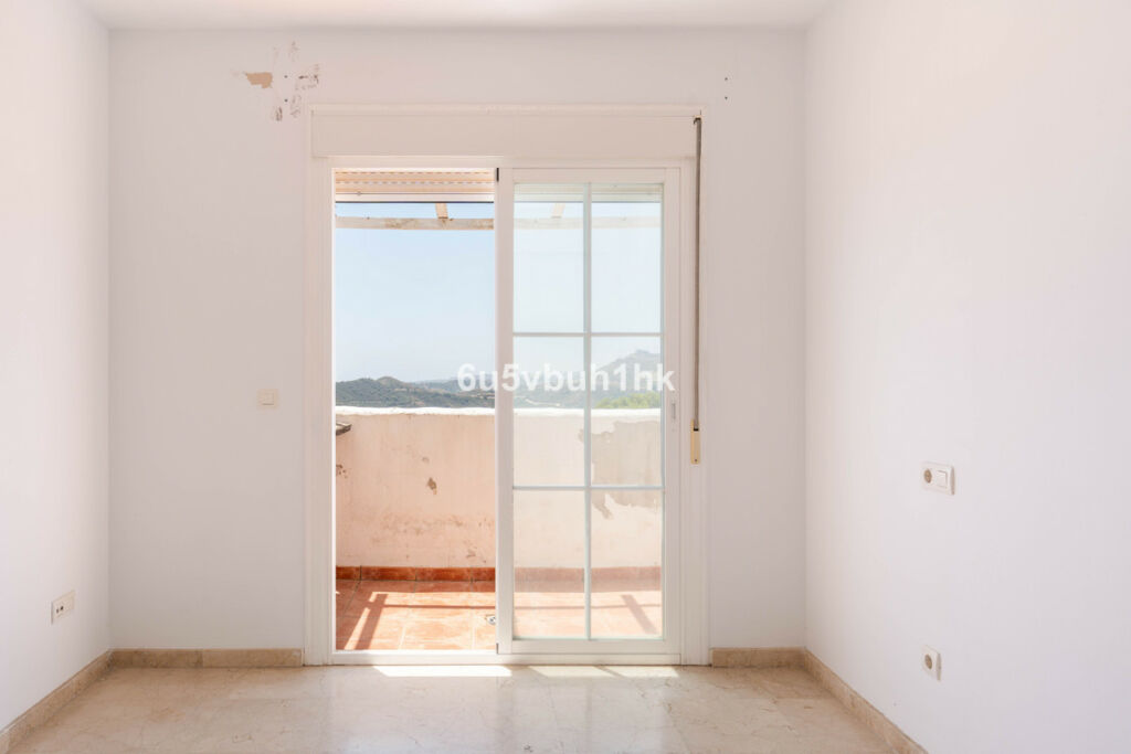 Middle Floor Apartment Istán Málaga - image 4