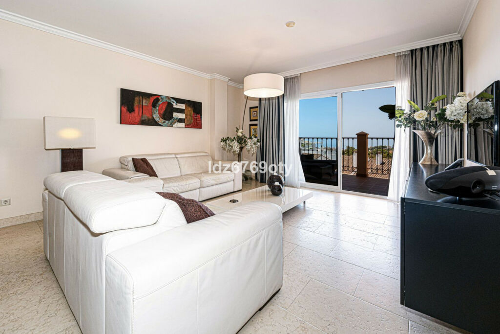Middle Floor Apartment Benalmadena Málaga - image 4