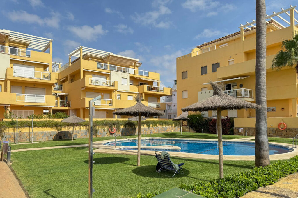 Middle Floor Apartment La Cala Málaga - image 4