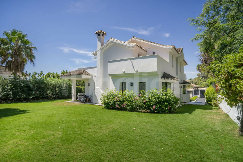 Detached Villa Nueva Andalucía Málaga - image 4