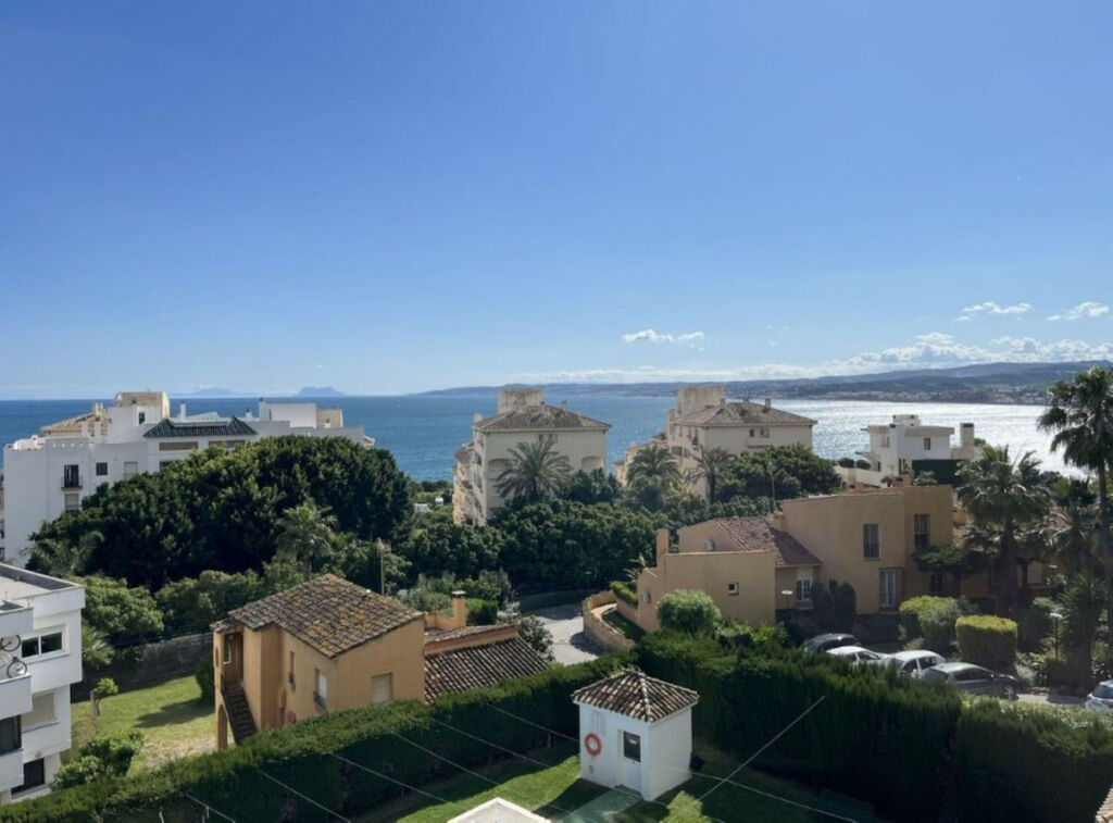 Middle Floor Apartment Estepona Málaga - image 4