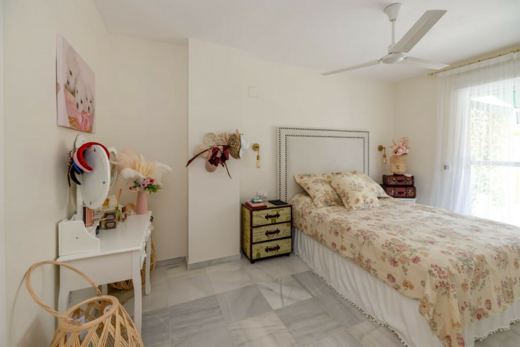 Middle Floor Apartment Nueva Andalucía Málaga - image 4