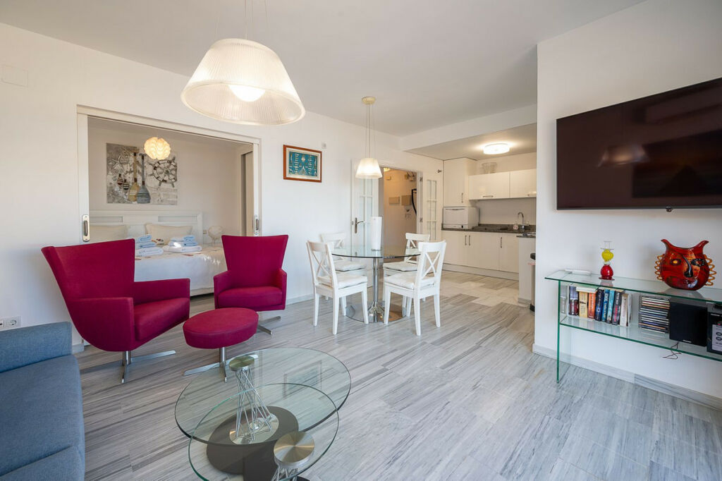 Middle Floor Apartment La Cala Málaga - image 4