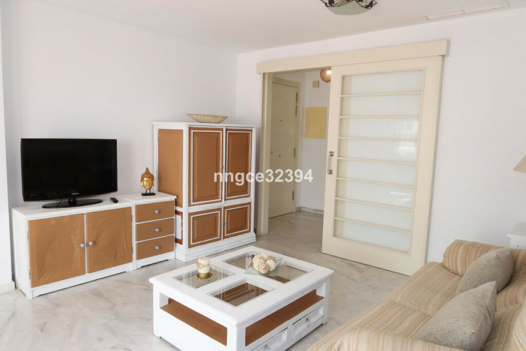 Middle Floor Apartment Estepona Málaga - image 4