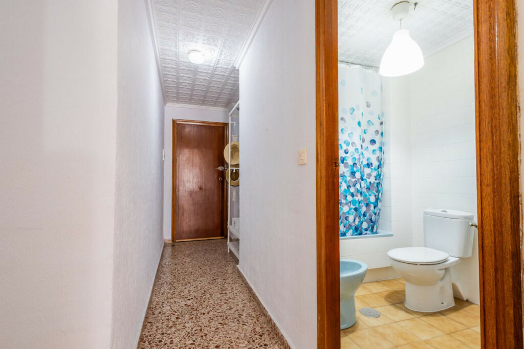 Middle Floor Apartment Torrevieja Alicante - image 4