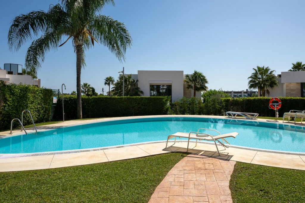 Townhouse Estepona Málaga - image 4