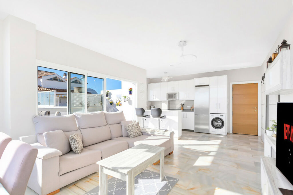Middle Floor Apartment Estepona Málaga - image 4