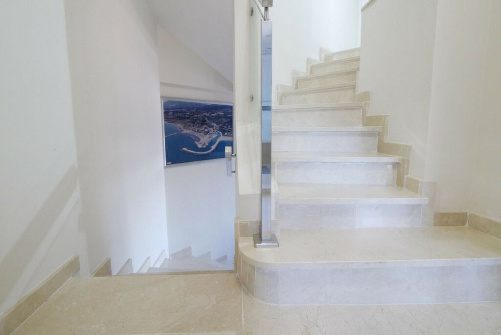 Middle Floor Apartment Puerto de Cabopino Málaga - image 4