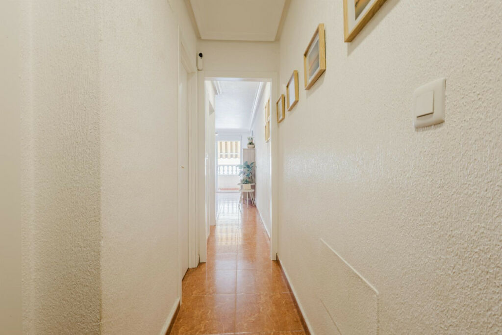 Middle Floor Apartment Torrevieja Alicante - image 4