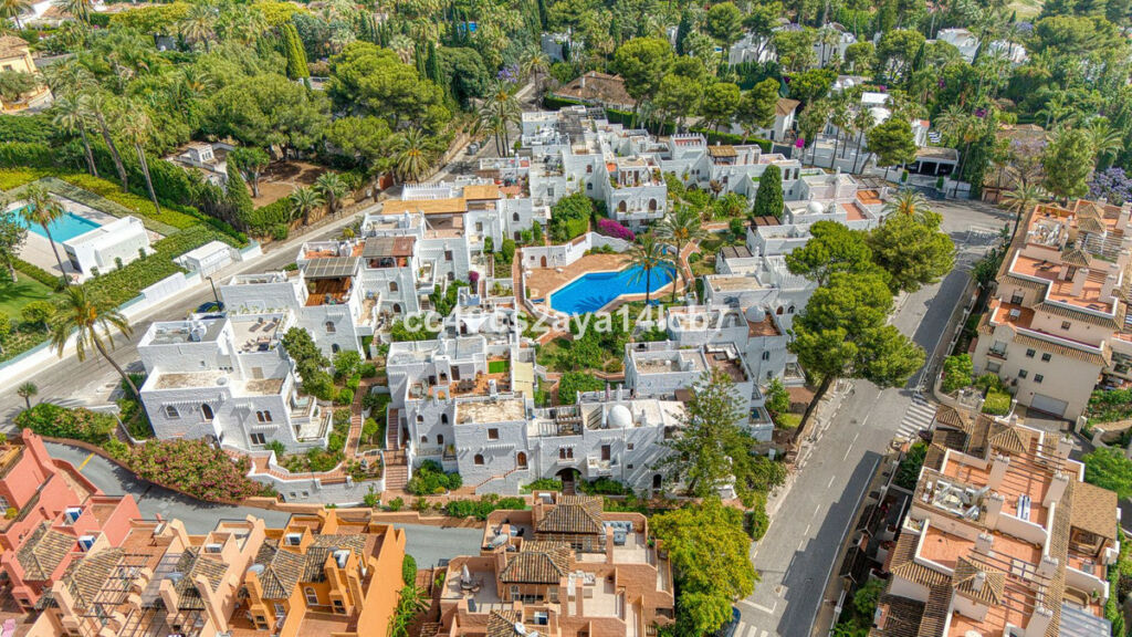 Townhouse Nueva Andalucía Málaga - image 4