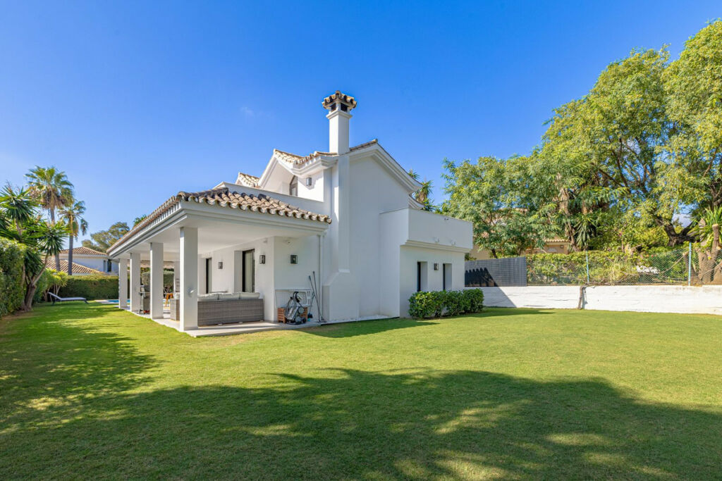 Detached Villa Nueva Andalucía Málaga - image 40